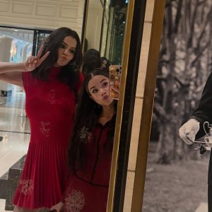 1 January: new cute selfie of Selena with Janice LeAnn Brown