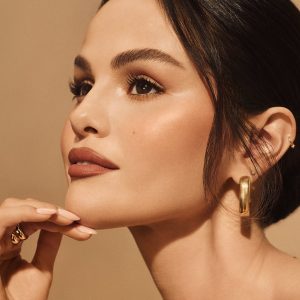 10 January: Selena presents new ‘Warm Wishes Soft Matte Powder Bronzer’ & ‘Angled Powder Brush’ by Rare Beauty