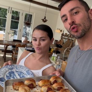 11 February: new personal pic of Selena with a friend