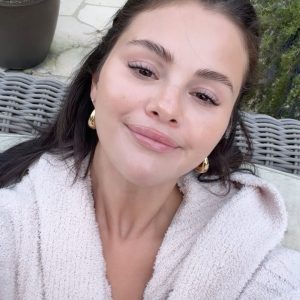 1 March: check out new cute selfie of Selena