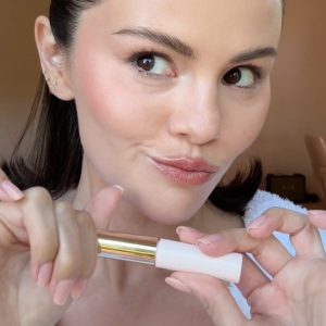 9 March: new video with Selena for Rare Beauty