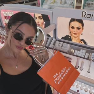 19 March: new pics of Selena at the Ulta Beauty store