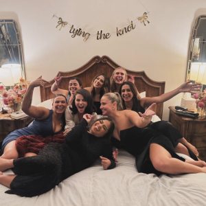 6 March: new pic of Selena with friends before her wedding