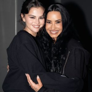 14 April: new picture of Selena & Demi together