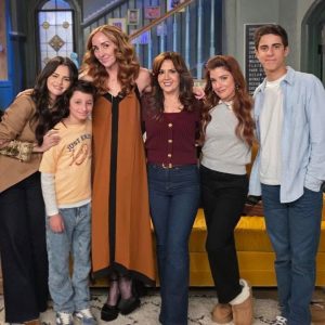 25 April: new pic of Selena with the cast of Wizards Beyond Waverly Place