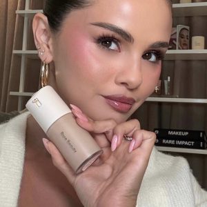 2 April: new promo selfie of Selena for Rare Beauty