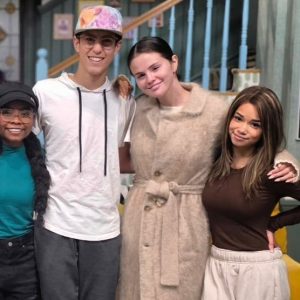 28 April: new pic of Selena with the cast of Wizards Beyond Waverly Place