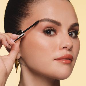 23 May: Selena presents new Brow Harmony Tinted Flexible Lifting Gel by Rare Beauty