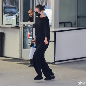 7 May: Selena spotted leaving  a beauty salon in Beverly Hills