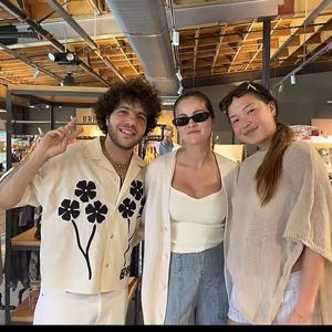 10 May: new pics of Selena with a fan at Venice Beach in California