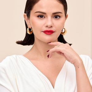 12 May: new portrait picture and videos of Selena for Rare Beauty