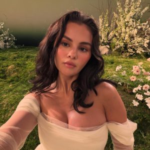6 June: Selena shared new gorgeous pics & videos via Instagram