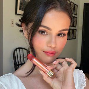 5 July: new selfies and a video of Selena for ‘Soft Pinch Lip Oil Sticks’ by Rare Beauty