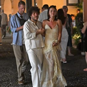 24 July: check out new candids of Selena arriving at the restaurant in Italy