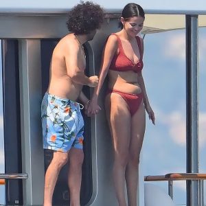 25 July: Selena shows off her bikini body on a new candids from Italy