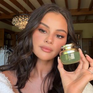 7 August: check out new breathtaking selfies of Selena for Rare Beauty