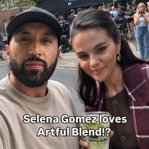17 August: new pics & a video of Selena with fans in London