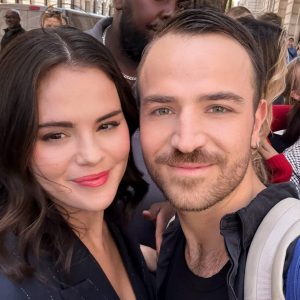 24 August: new pics and videos of Selena with fans on the set of ‘Only Murders’ in London